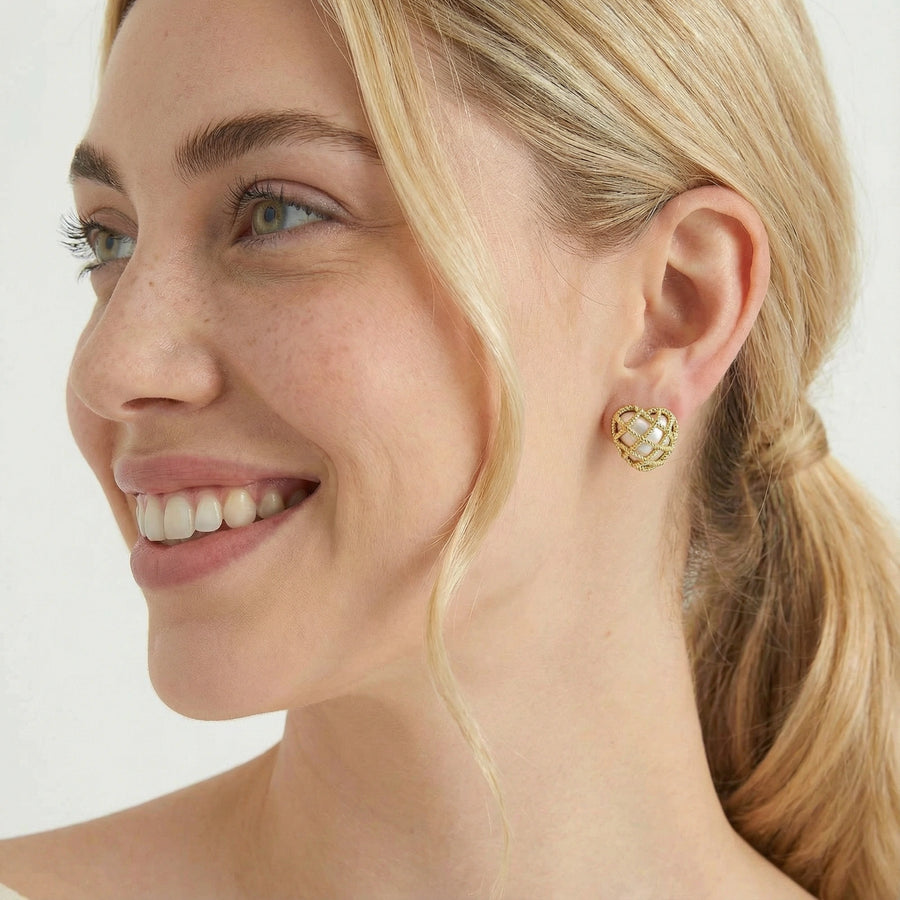 Twisted Lattice Studs